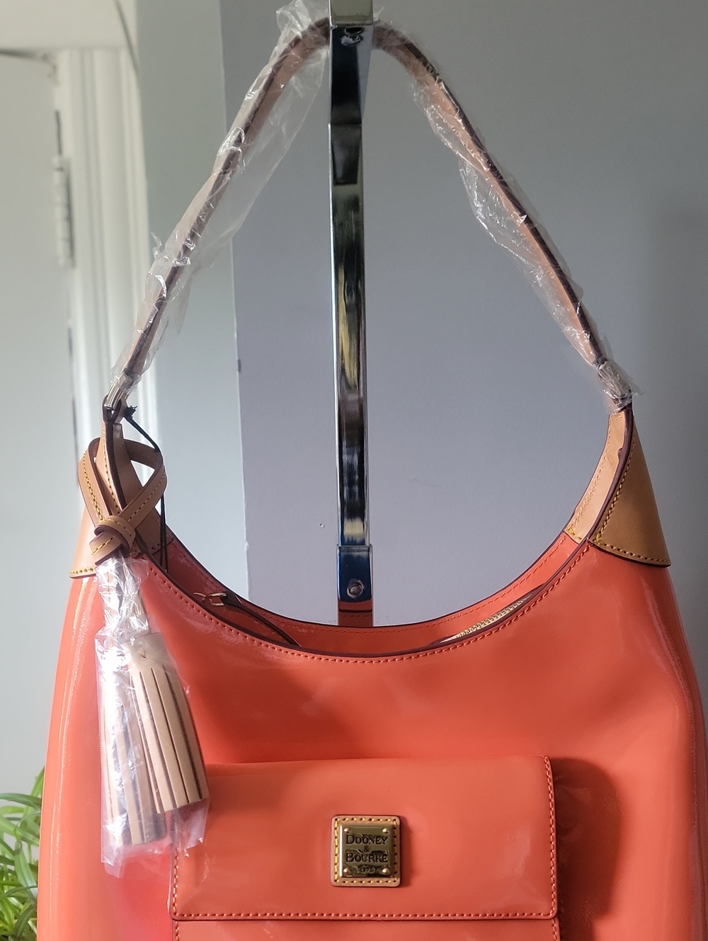 🧡DOONEY & BOURKE ORANGE PATENT LEATHER HOBO SHOULDER BAG - Picture 4 of 10